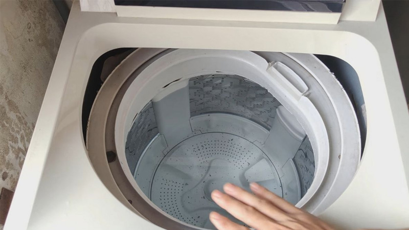 Cach-Ve-Sinh-May-Giat-Cua-Tren-3