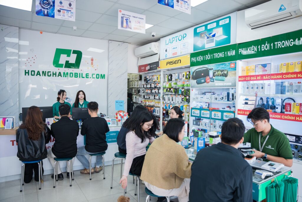 Khách hàng được tư vấn laptop tại cửa hàng Hoàng Hà Mobile