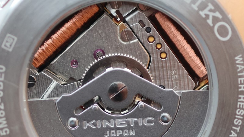 kinetic-la-gi-tim-hieu-cong-nghe-dong-ho-kinetic-1