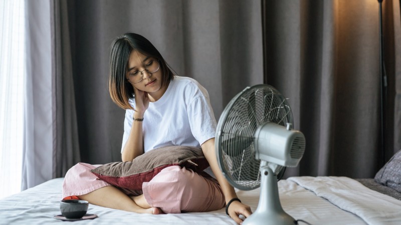 quat-nho-de-giuong-top-mau-chay-em-mat-nhe-dang-mua-hien-nay-8