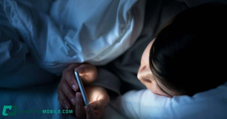 tac-hai-cua-thuc-khuya-xem-dien-thoai