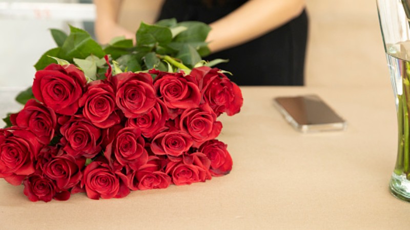 1-bong-hoa-hong-co-y-nghia-gi-giai-ma-thong-diep-qua-so-luong-hoa-12