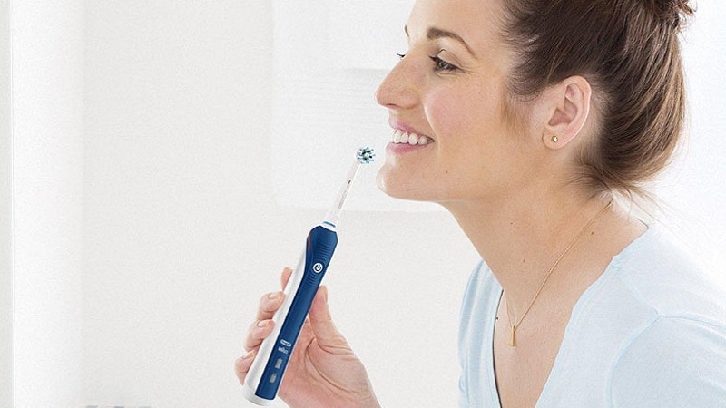 ban-chai-danh-rang-dien-2