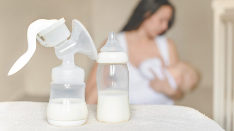 sua-me-vat-ra-de-ngoai-duoc-bao-lau-cach-bao-quan-dung-chuan-cho-be-9