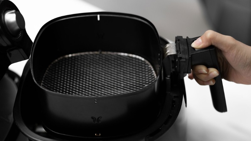 ve-sinh-noi-chien-khong-dau-dung-cach-sach-mui-ben-may-1