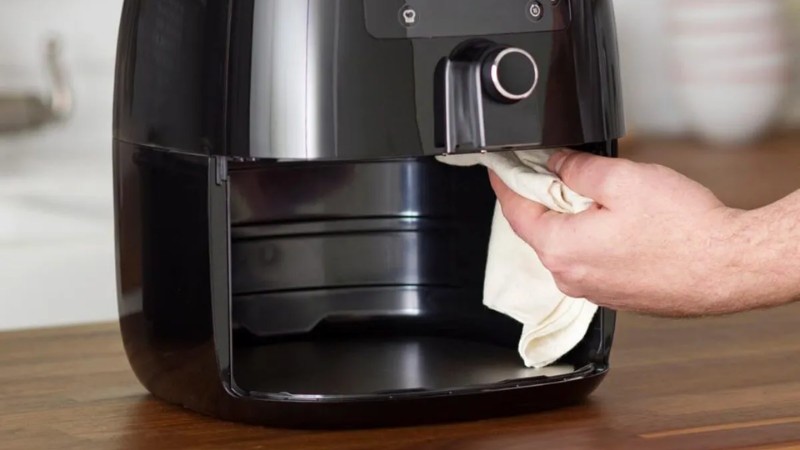 ve-sinh-noi-chien-khong-dau-dung-cach-sach-mui-ben-may-3