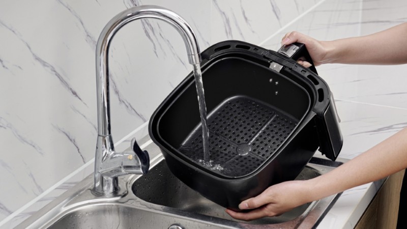 ve-sinh-noi-chien-khong-dau-dung-cach-sach-mui-ben-may-4