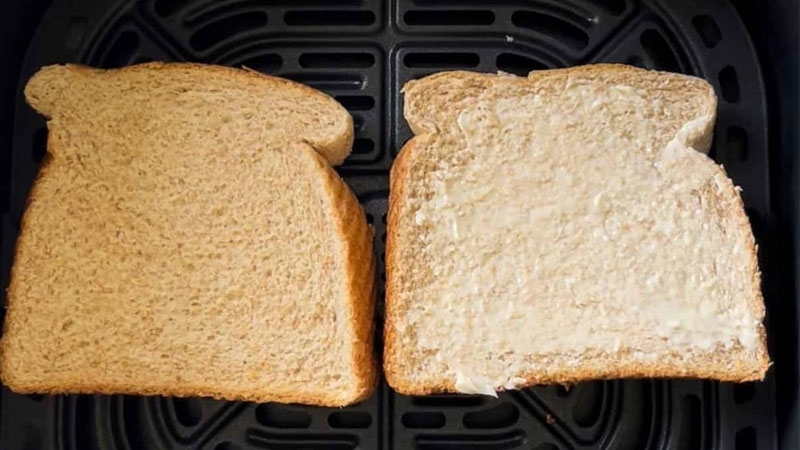 cach-lam-banh-mi-bang-noi-chien-khong-dau-2