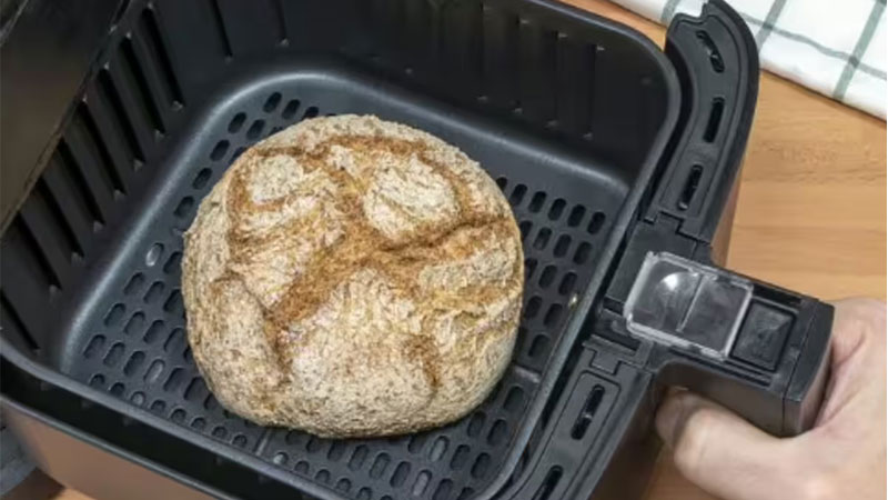 cach-lam-banh-mi-bang-noi-chien-khong-dau-3