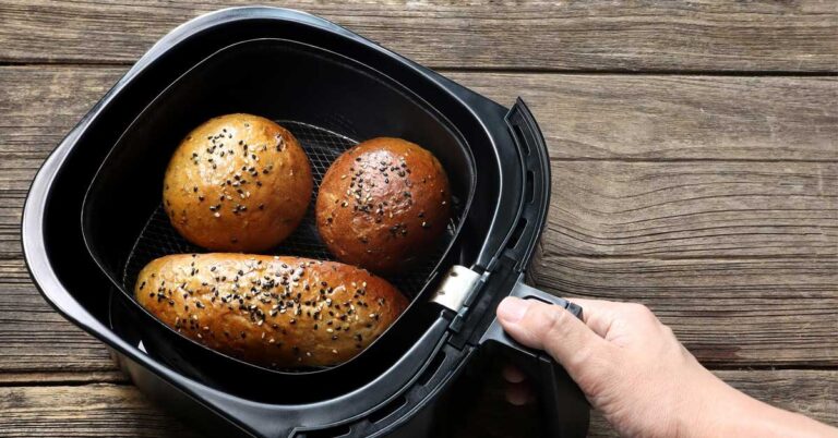 cach-lam-banh-mi-bang-noi-chien-khong-dau