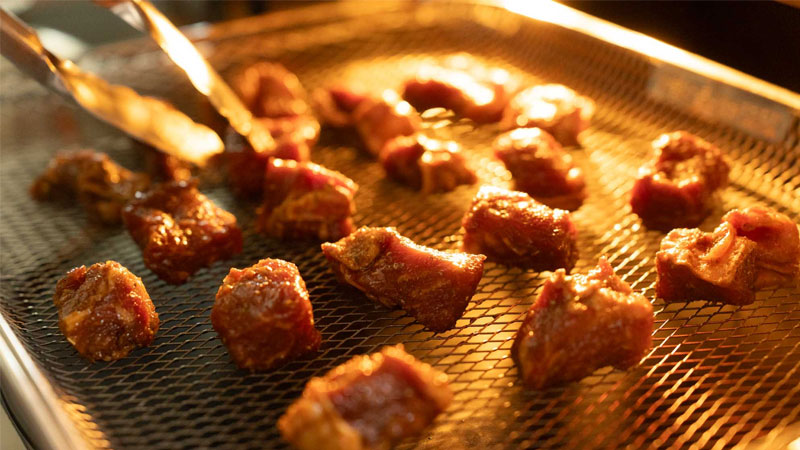 cach-uop-thit-nuong-noi-chien-khong-dau-1