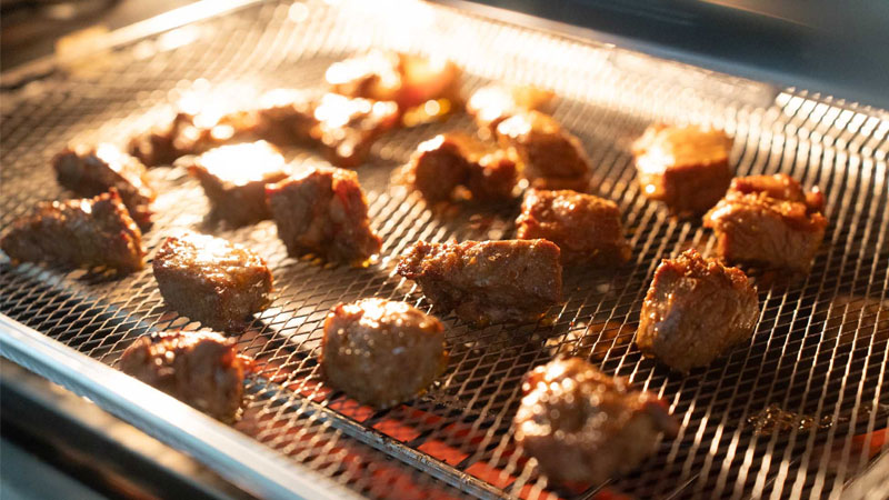 cach-uop-thit-nuong-noi-chien-khong-dau-2