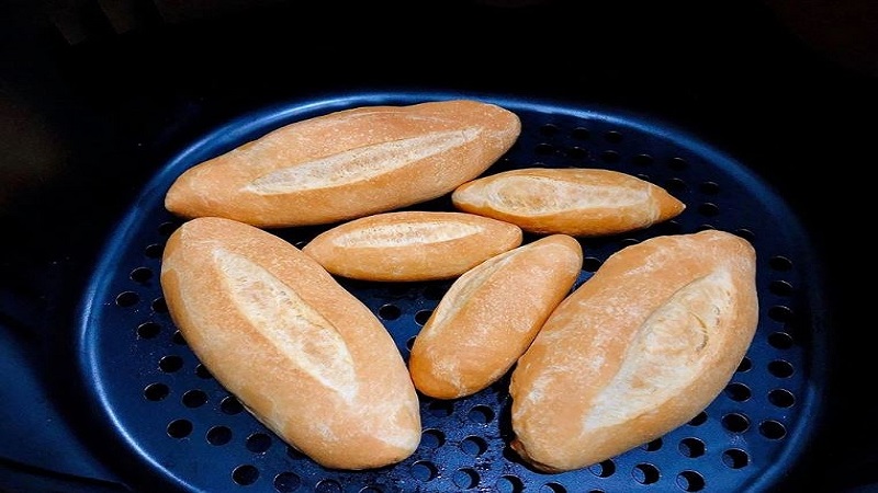 lam-banh-mi-bang-noi-chien-khong-dau-15