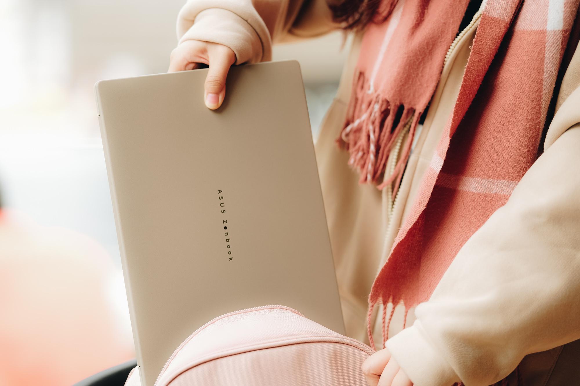 Với trọng lượng 980g, Zenbook A14 là một trong số những mẫu laptop AI mỏng nhẹ bậc nhất trên thị trường hiện nay
