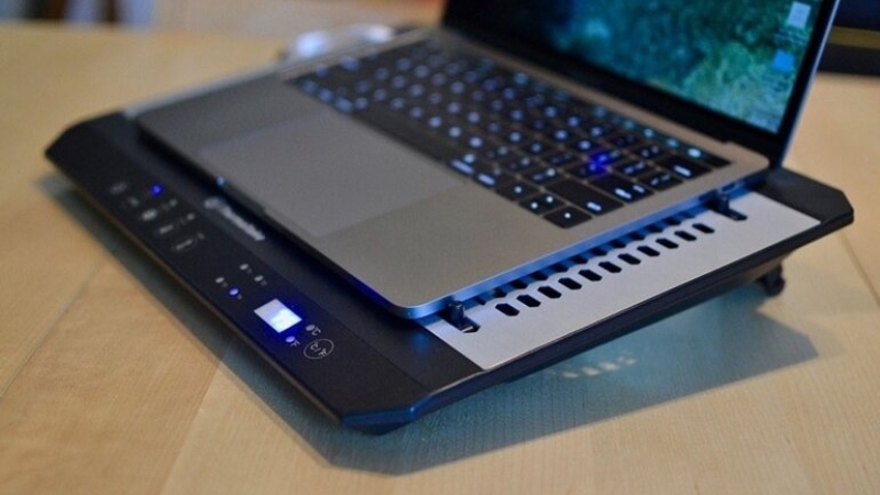 quat-tan-nhiet-laptop-3