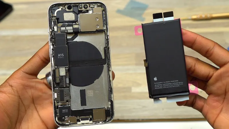 thay-pin-iphone-13-2
