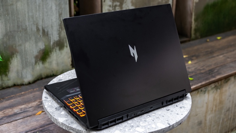 laptop-choi-game-gia-re-2