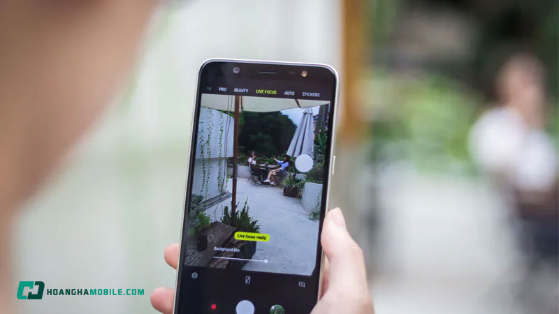 samsung-j8-1