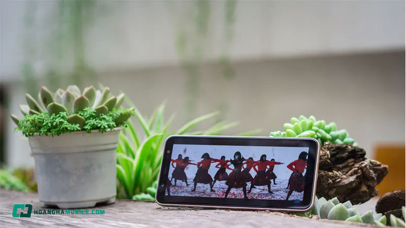 samsung-j8-2