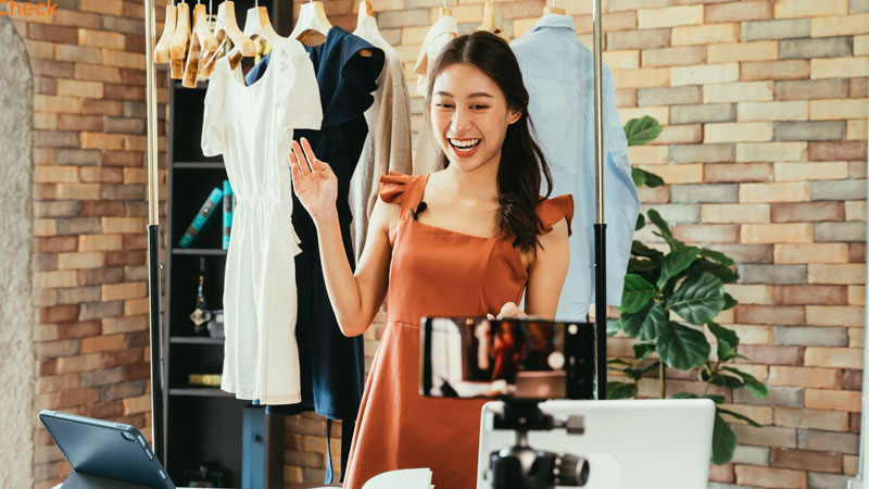 KOC là gì - người tiêu dùng review sản phẩm trên mạng xã hội