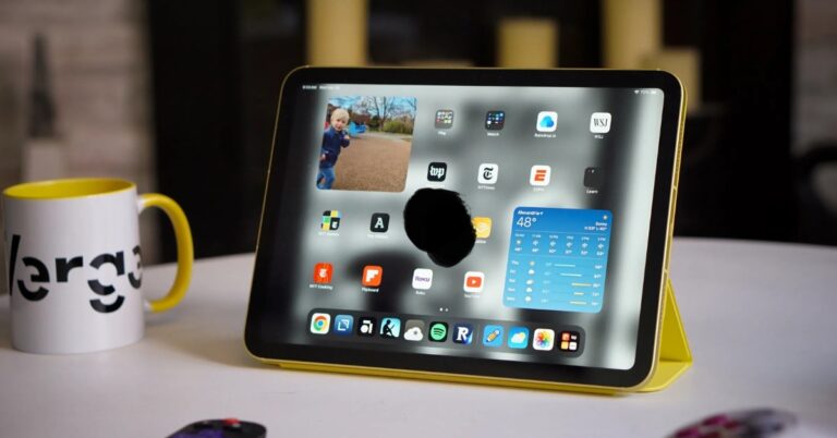 man-hinh-ipad-bi-dom-den