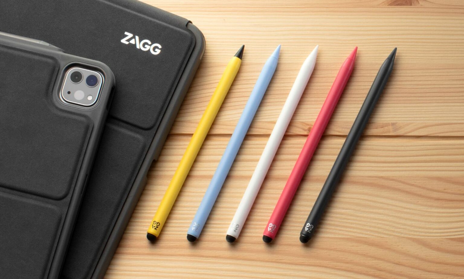 Năm bút cảm ứng ZAGG Pro Stylus 2 nhiều màu đặt cạnh iPad