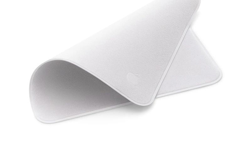 Dùng khăn lau Apple vệ sinh màn hình thiết bị