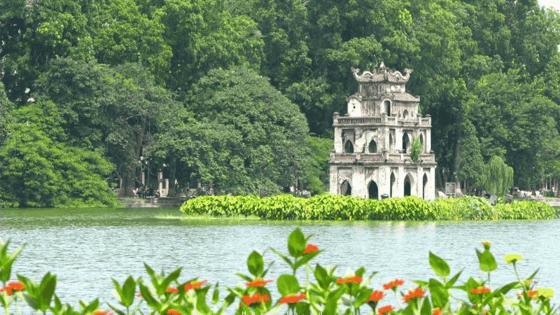 Tháp Rùa giữa hồ Hoàn Kiếm nhìn từ bờ hoa