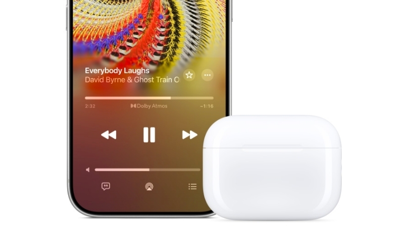 Hộp sạc AirPods Pro 3 nhỏ gọn bên cạnh iPhone