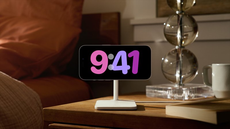 iPhone đặt ngang hiển thị chế độ StandBy trên iOS 17