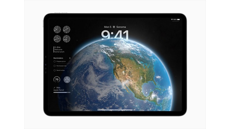 iPad Pro hiển thị màn hình khóa và widget trên iPadOS 17