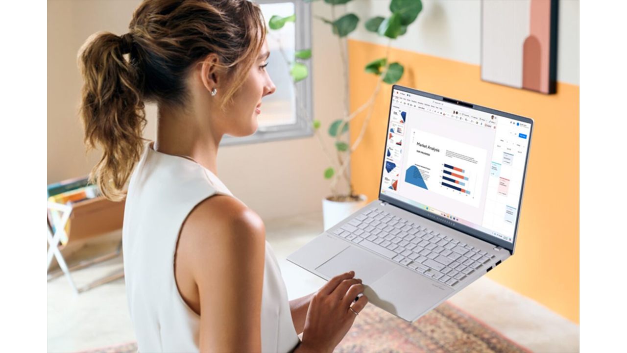 Người dùng làm việc với ASUS Vivobook S 15 Copilot+ PC