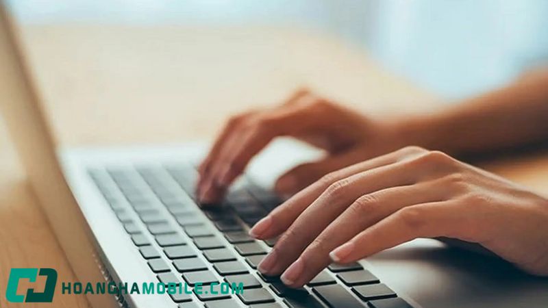 Bàn phím máy tính bám bụi và vụn bẩn cần được vệ sinh định kỳ