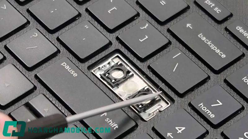 Vệ sinh bàn phím laptop bằng cọ mềm và khăn ẩm mà không tháo keycap