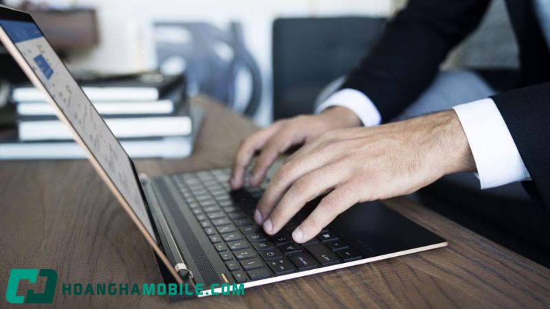 Úp ngược bàn phím bị đổ nước lên khăn khô để chất lỏng chảy ra ngoài