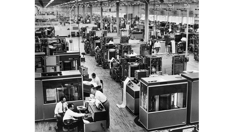 Dây chuyền sản xuất IBM 305 RAMAC với hệ thống ổ đĩa cứng đầu tiên