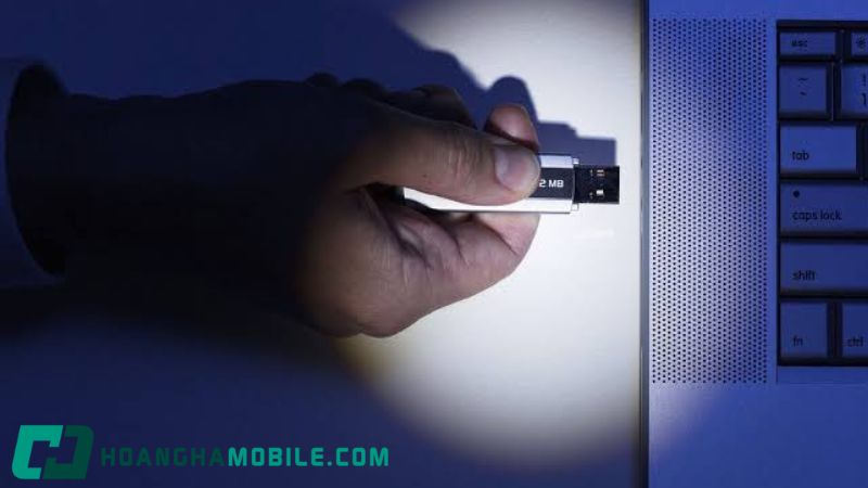 Cắm USB vào cổng mặt sau thùng máy tính để bàn để kiểm tra lỗi không nhận
