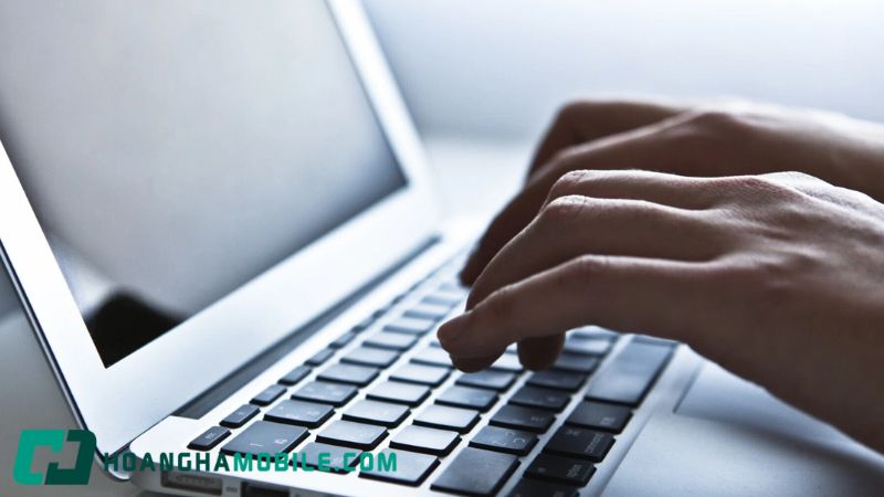 Bộ nguồn máy tính và các đầu dây cấp điện bên trong thùng máy