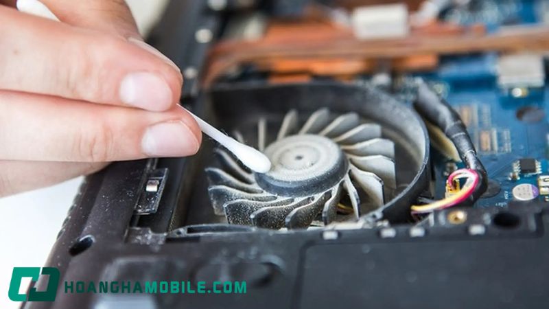 Quạt và khối tản nhiệt CPU bám bụi gây quá nhiệt cho máy tính