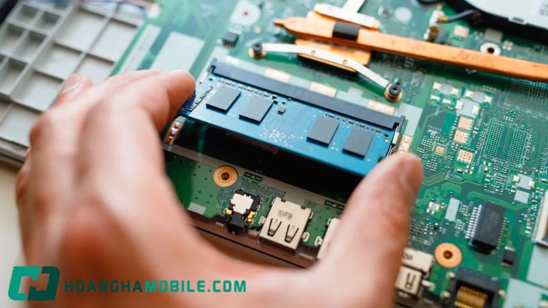 Thanh RAM và ổ cứng SSD lắp trên bo mạch chủ máy tính