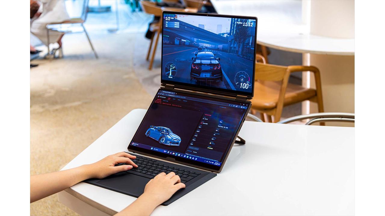 ROG Zephyrus Duo chạy trò chơi trên màn hình chính và màn hình phụ