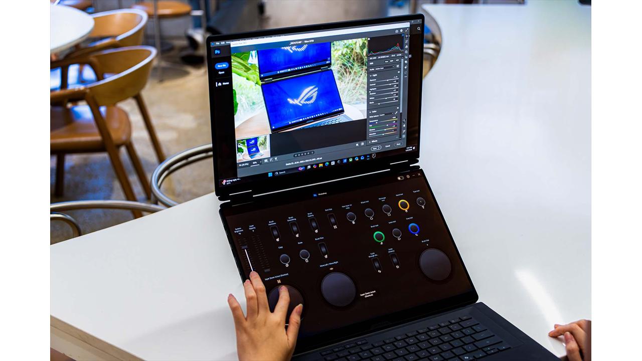 Người dùng thao tác trên màn hình phụ của ROG Zephyrus Duo