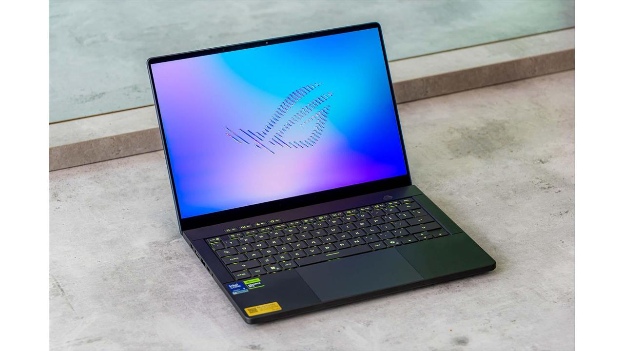 ROG Zephyrus G14 với màn hình OLED hiển thị hình nền ROG