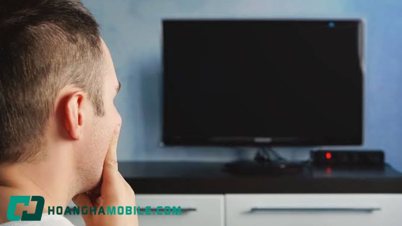 Đèn báo nguồn nhỏ ở mép dưới tivi cho biết máy đang ở trạng thái nào