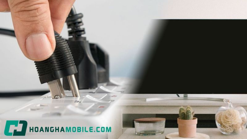 Rút phích cắm và giữ nút nguồn trên thân tivi để xả điện tồn