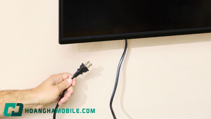 Kiểm tra ổ cắm, dây nguồn và bộ adapter cấp điện cho tivi