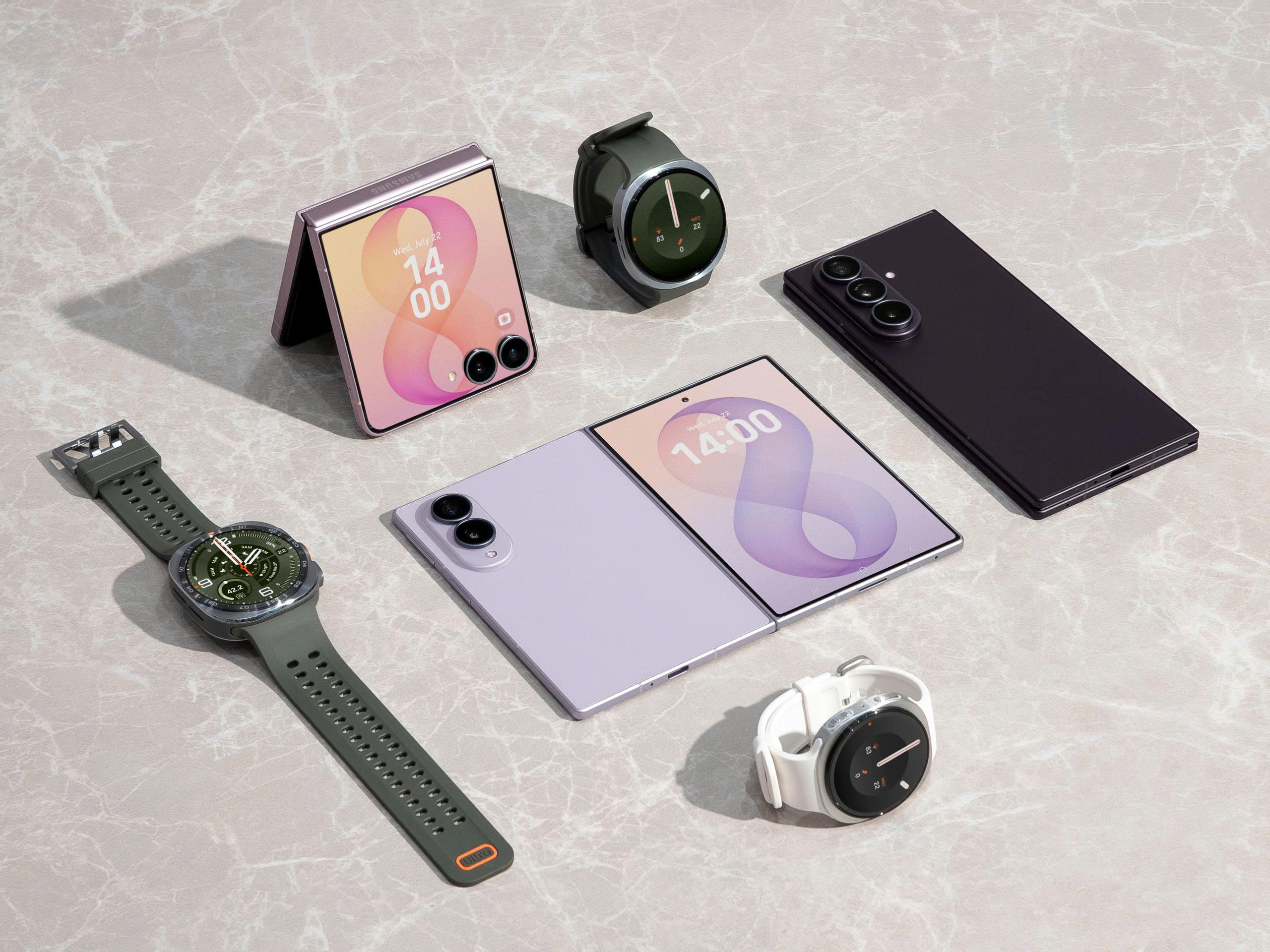 Điện thoại Samsung Galaxy dạng gập và dạng thanh đặt cạnh các mẫu đồng hồ Galaxy.