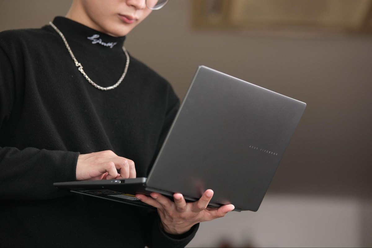 ASUS Vivobook S14 - laptop cho sinh viên mỏng nhẹ pin lâu