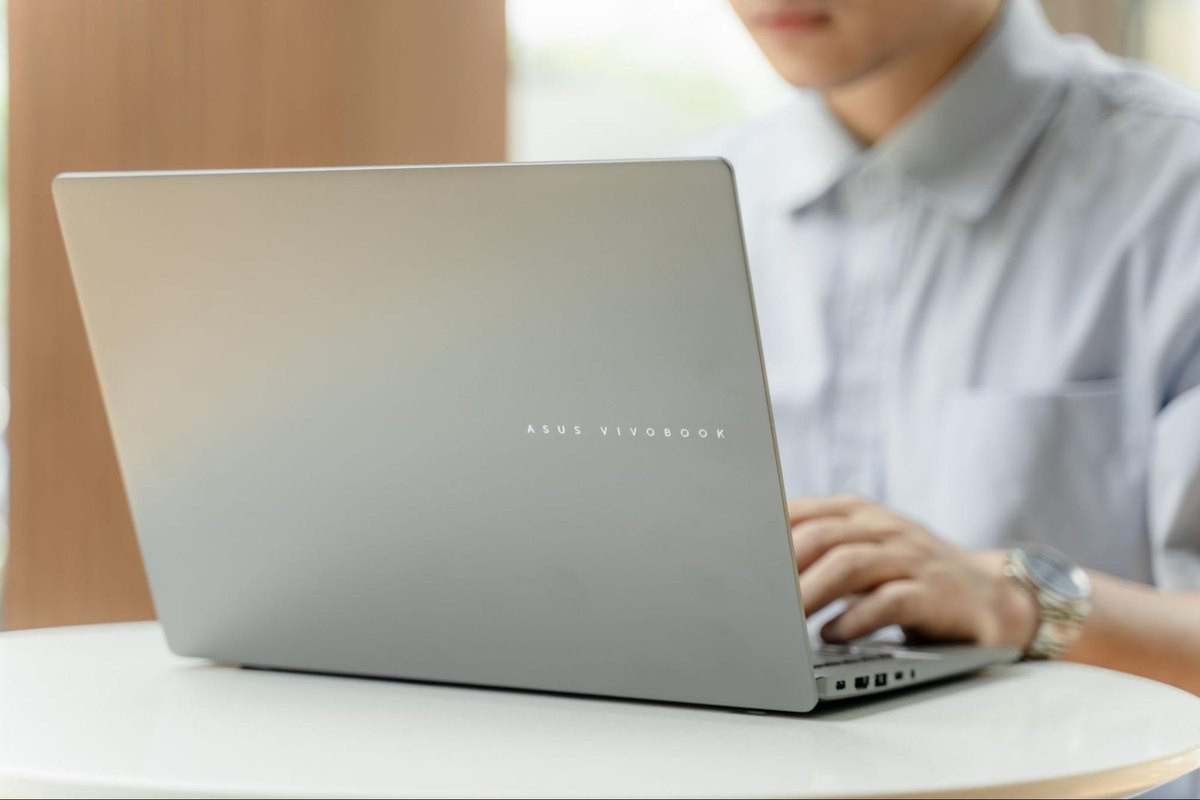 ASUS Vivobook S14 thiết kế mỏng nhẹ