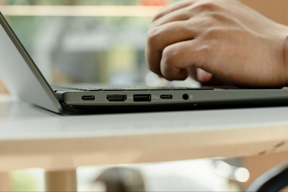 Cổng kết nối HDMI, USB-A và USB-C trên laptop ASUS Vivobook S14